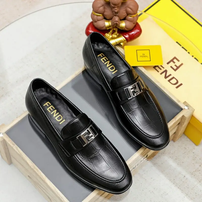 fendi cuir chaussures pour homme s_120a663